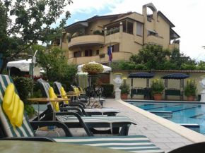  Hotel Flowers  Монтекатини Терме